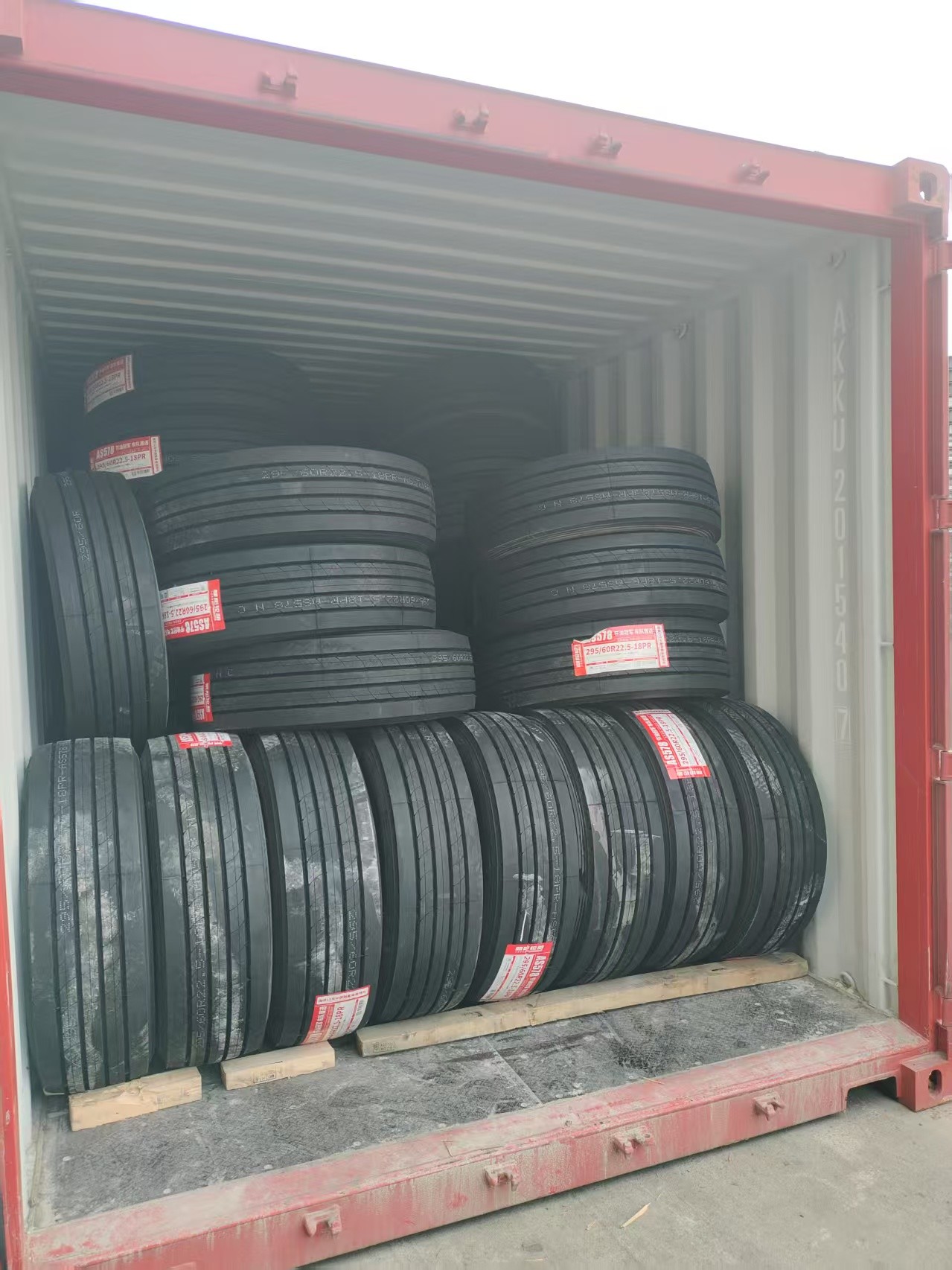 กรณี บริษัท ล่าสุดเกี่ยวกับ ยางพรีเมียมยี่ห้อ Chaoyang 295/60R22.5 สําหรับการขนส่งระยะกลางหรือระยะไกลบนถนนทางหลวงส่งออกไปยังยุโรป