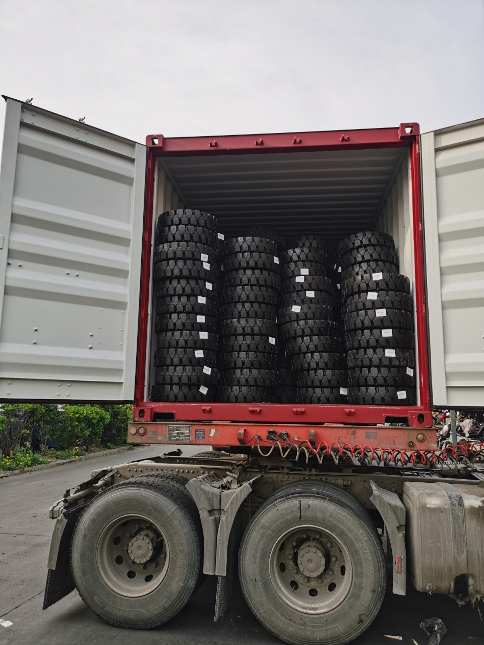 กรณี บริษัท ล่าสุดเกี่ยวกับ Autolaker สนับสนุนการบํารุงรักษา MHE หลังการตลาดในอุตสาหกรรมอาหารด้วยยางแท้สําหรับรถยกยางและยางอากาศที่มีคุณภาพสูง