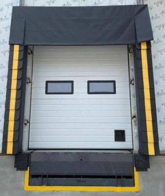 สะพานปรับระดับไฮดรอลิกสำหรับท่าเรือขนาด 13 ตัน สำหรับแท่นวางสินค้าแบบกำหนดเองในพื้นที่ขนถ่ายสินค้าในโรงงานอุตสาหกรรม ขนาด 2.2*2.5*0.6 เมตร